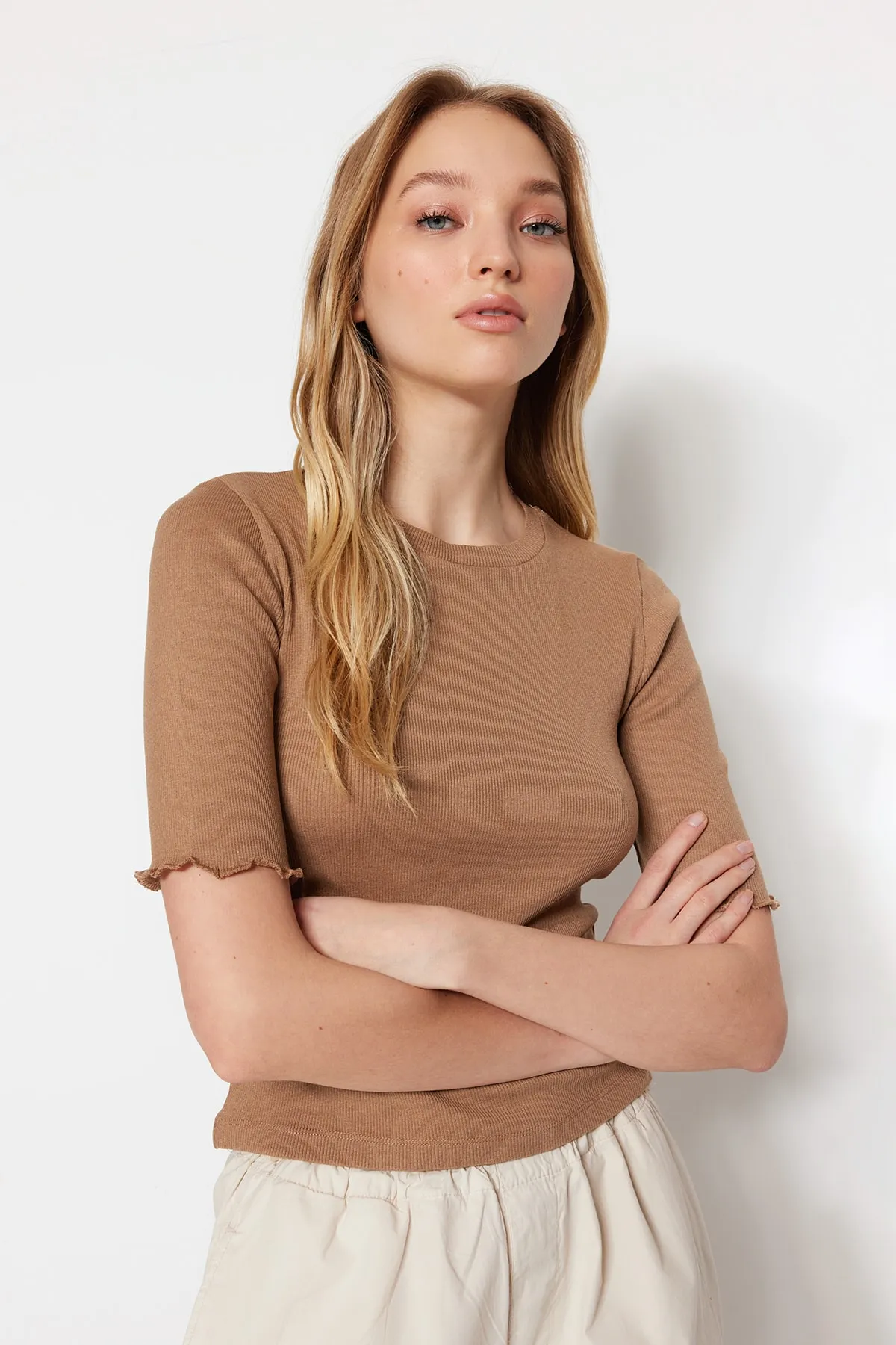 Trendyol Collection  Nerzfarbene, taillierte/taillierte Bluse aus Stretch-Strick mit Rundhalsausschnitt und Kordelzug TWOSS23BZ00025