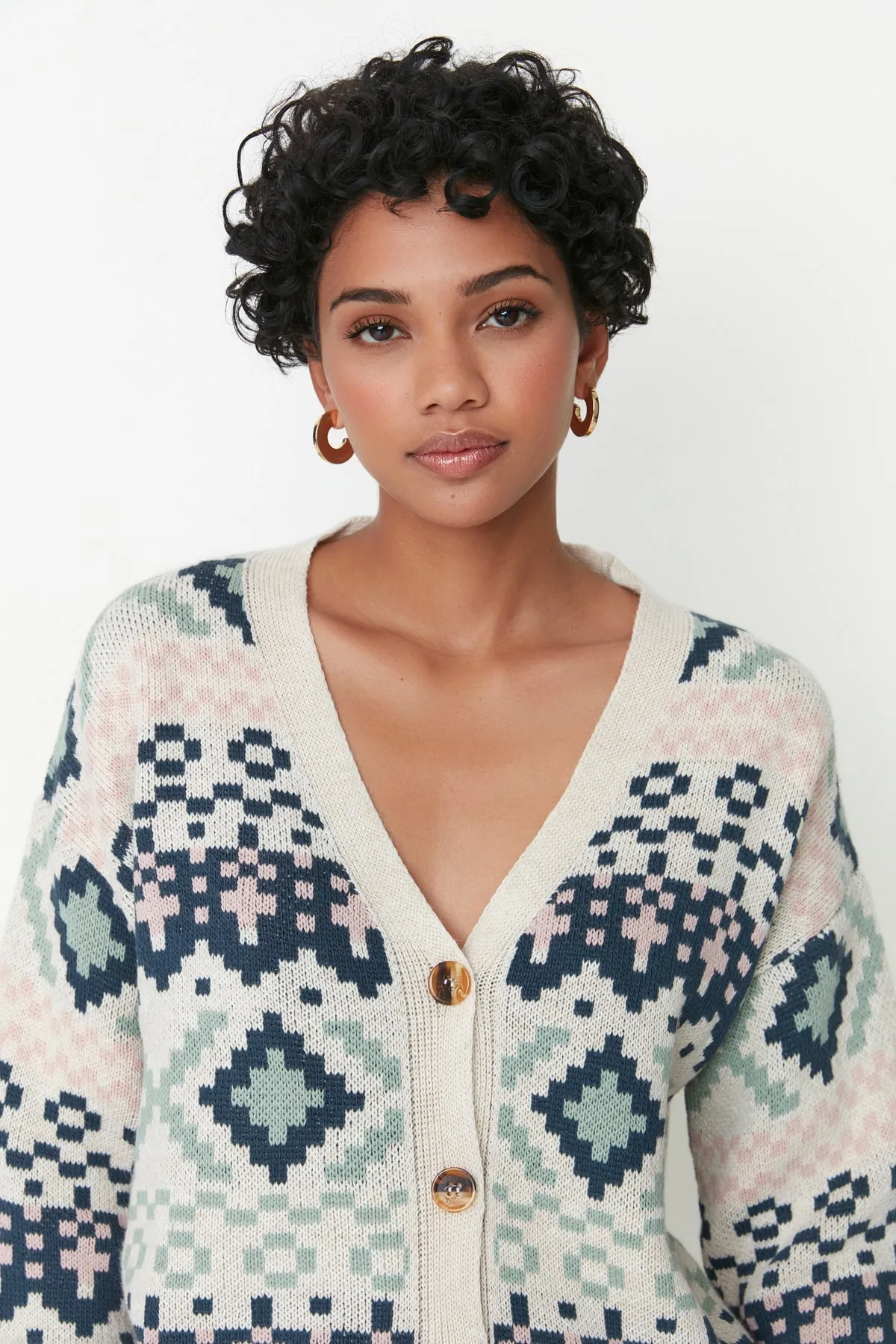 Trendyol Collection  Steinfarbene, gemusterte Strickjacke aus Strick TWOAW22HI0329