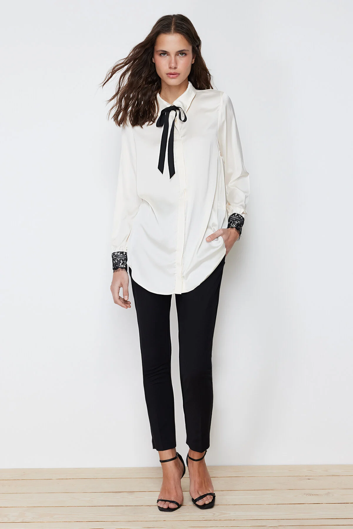 Trendyol Modest  Steinfarbenes, mit Spitzendetails verziertes Satin-Gewebehemd TCTSS24TG00024