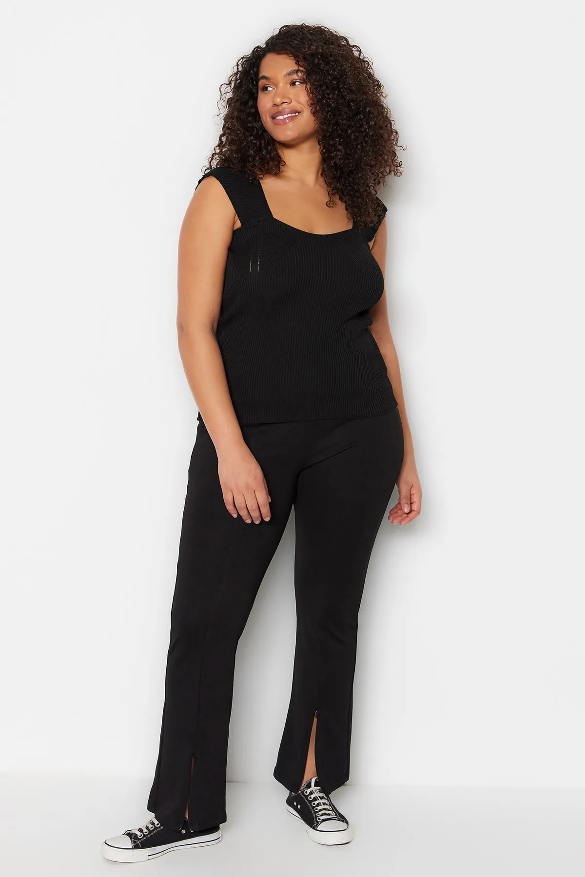 Trendyol Curve  Schwarze körpernahe, dünne Strickbluse mit herzförmigem Ausschnitt TBSSS23AF00021