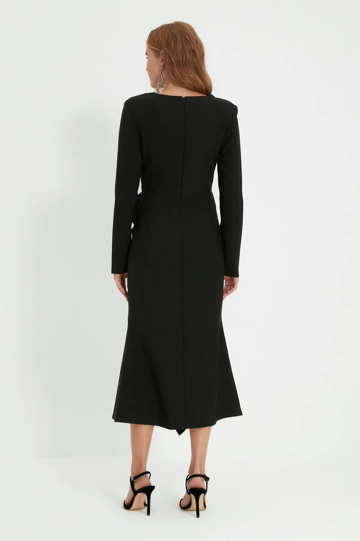 Trendyol Collection  Schwarzes, detailliertes Abendkleid mit Kragen TPRAW22EL2446