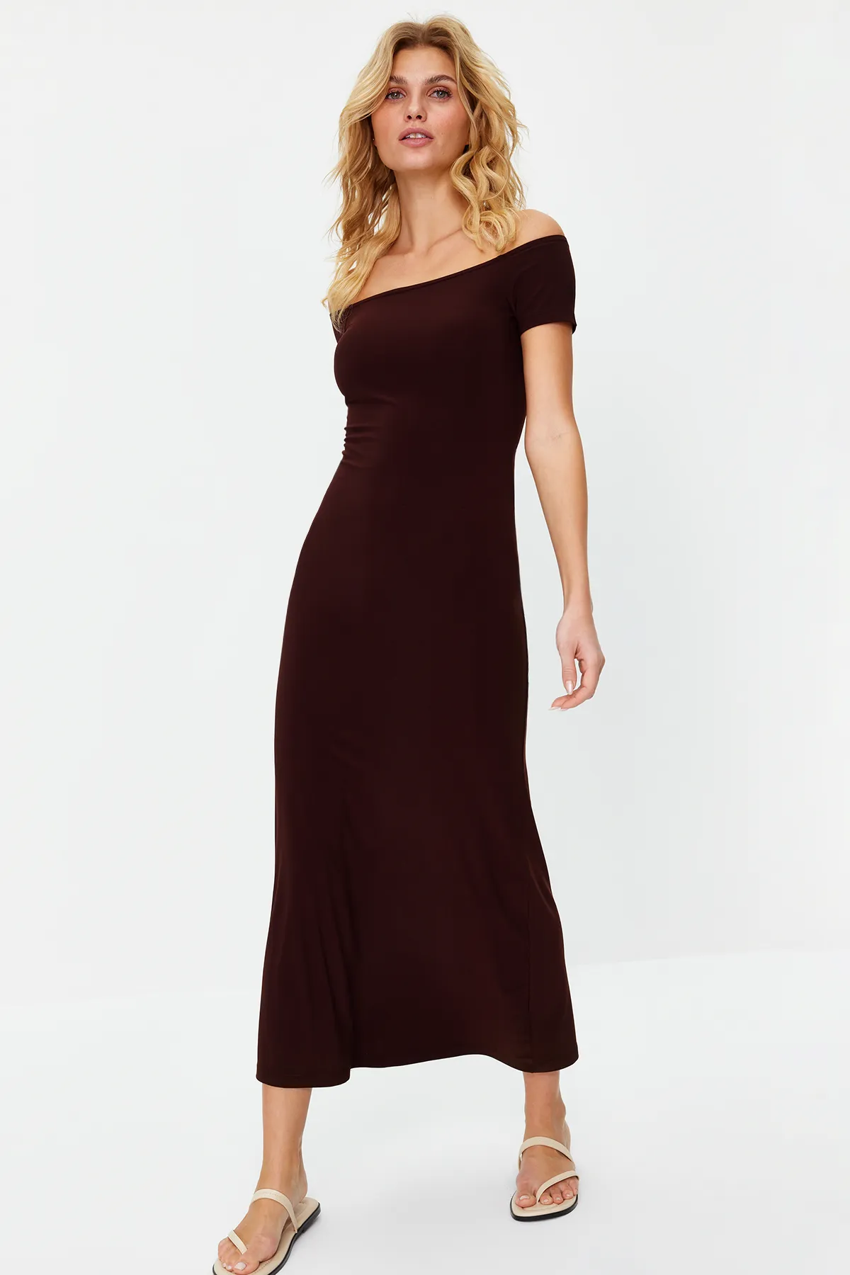 Trendyol Collection  Braunes tailliertes/tailliertes flexibles Strick-Maxi-Bleistiftkleid mit Carmen-Kragen TWOSS24EL00096