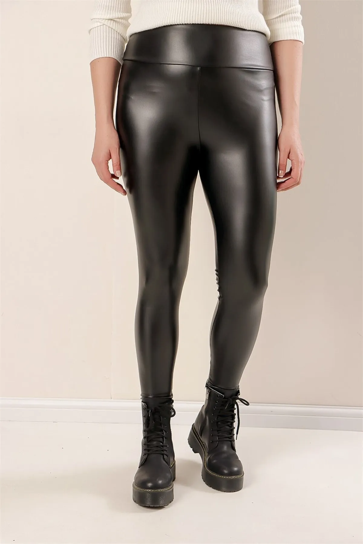 By Saygı  Hohe Taille, erhöhte Plus-Size-Leggings aus Lycra-Leder, Schwarz