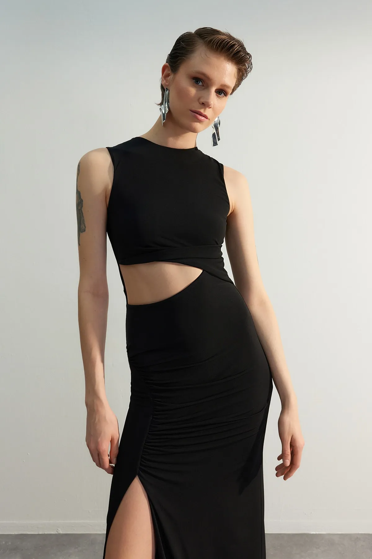 Trendyol Collection  Schwarzes, detailliertes, langes Abendkleid TPRSS23AE00162