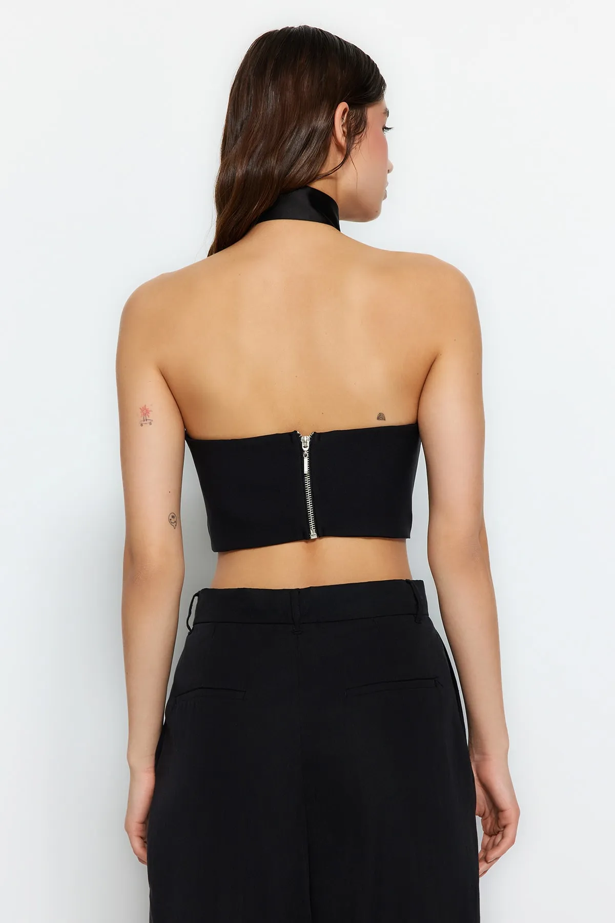 Trendyol Collection  Schwarzes Crop-Bustier mit glänzendem Stein TPRSS23BS00130/Schwarz
