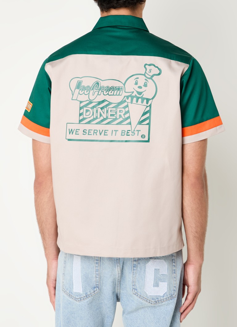 ICE CREAM – Wir servieren es am besten – Normales T-Shirt mit Rückenaufdruck