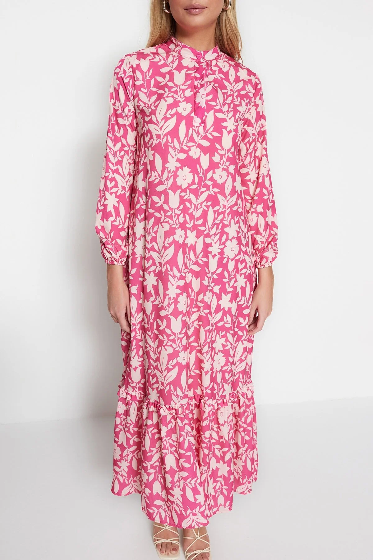 Trendyol Modest  Dunkelrosa gewebtes Kleid mit Blumenmuster, halber Knopfleiste und Rüschenspitze, gefüttert TCTSS21EL3353