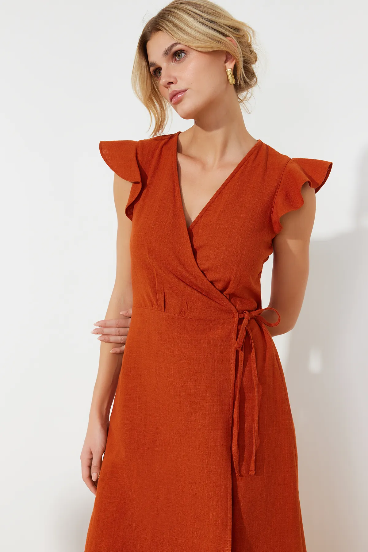 Trendyol Collection  Zweireihiges Midi-Kleid in gewebter Leinenoptik mit gefliestem Rüschendetail TWOSS24EL00071