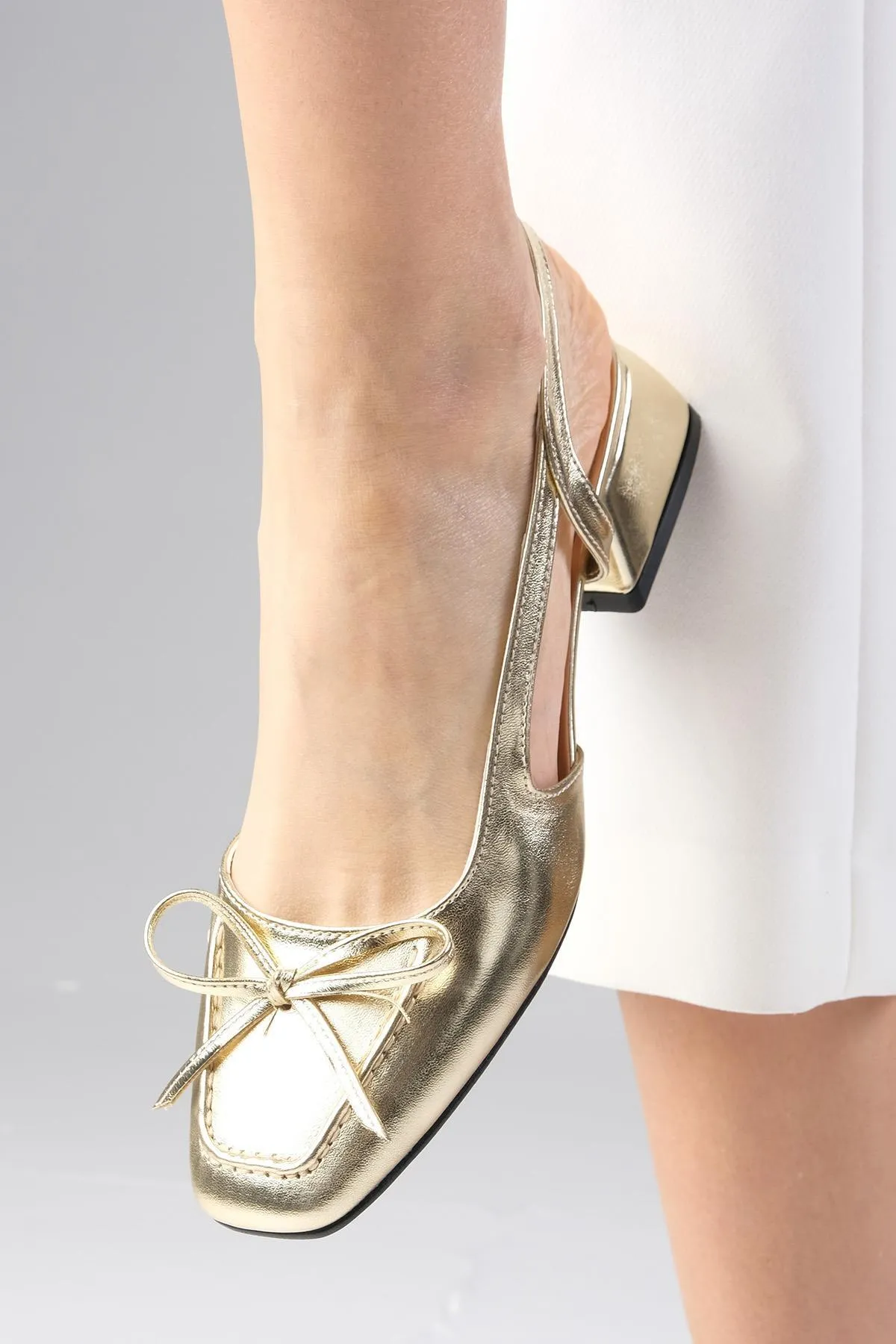 Mio Gusto  Bria Goldfarbene Damenschuhe mit kurzem Absatz und offenem Rücken