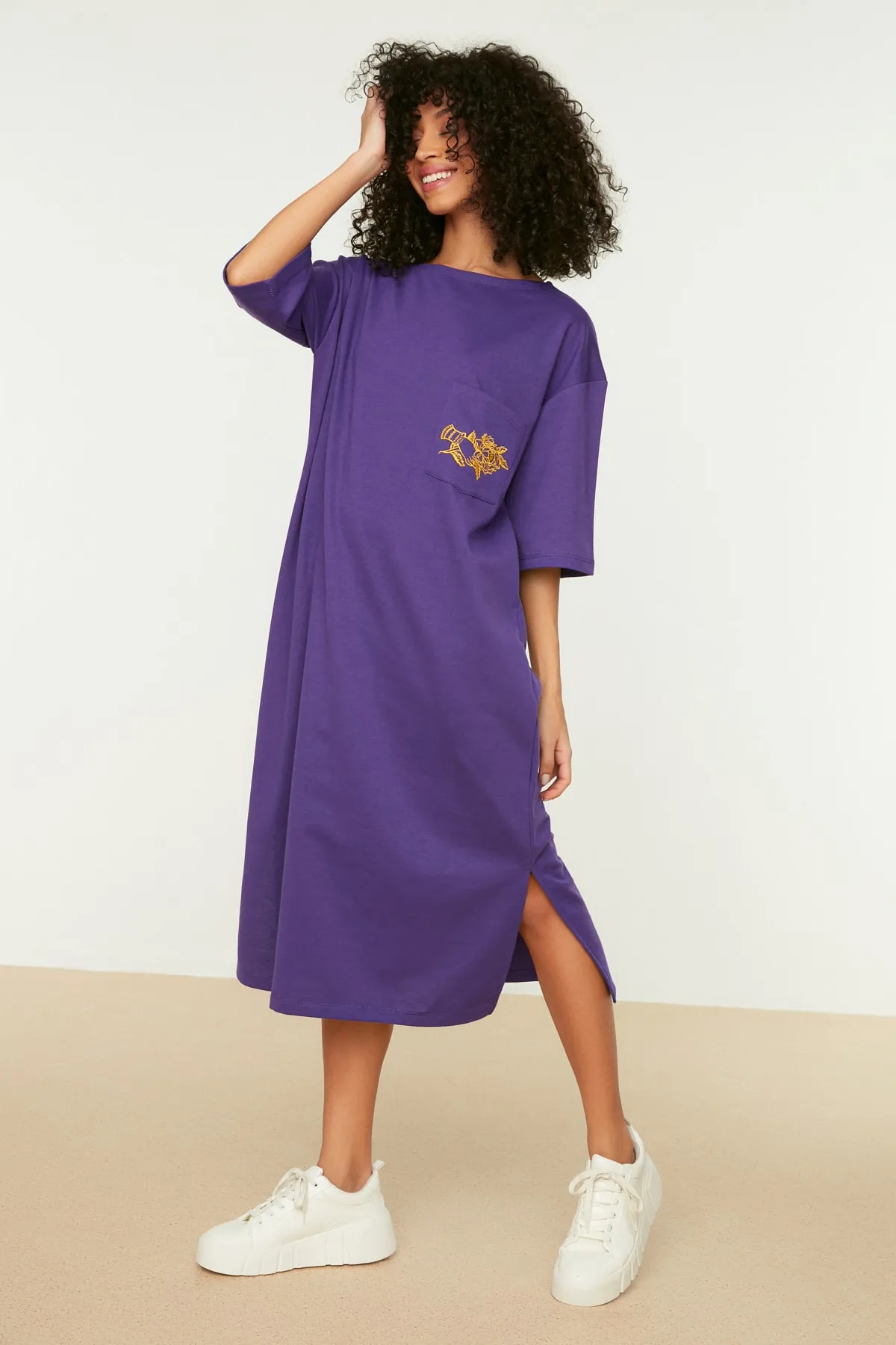 Trendyol Collection  Lila besticktes Midi-Strickkleid mit Rundhalsausschnitt und entspanntem/legerem Schnitt TWOSS21EL0175