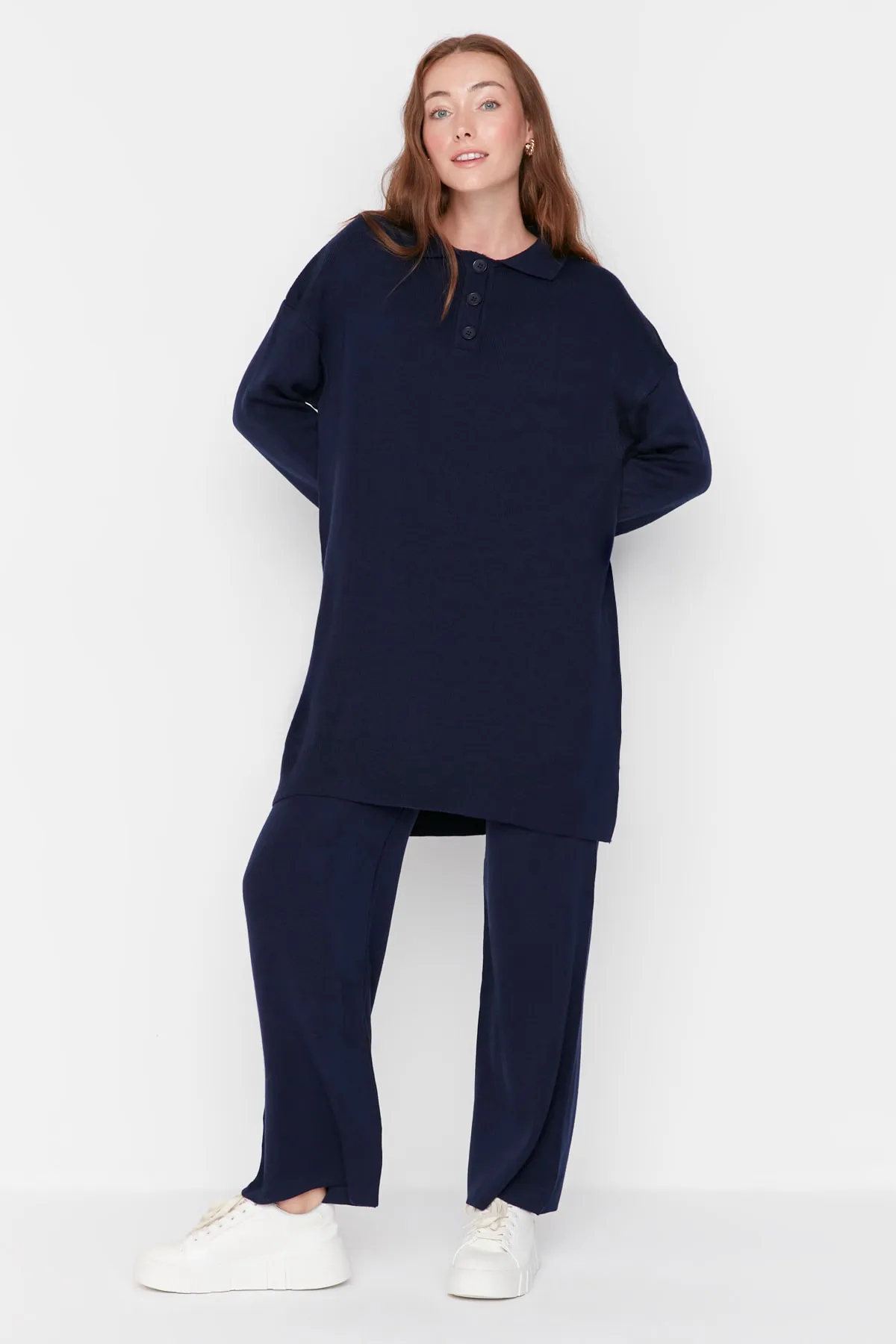 Trendyol Modest  Marineblaues Strickset mit Tunika und Hose mit Polokragen TCTAW22US0076