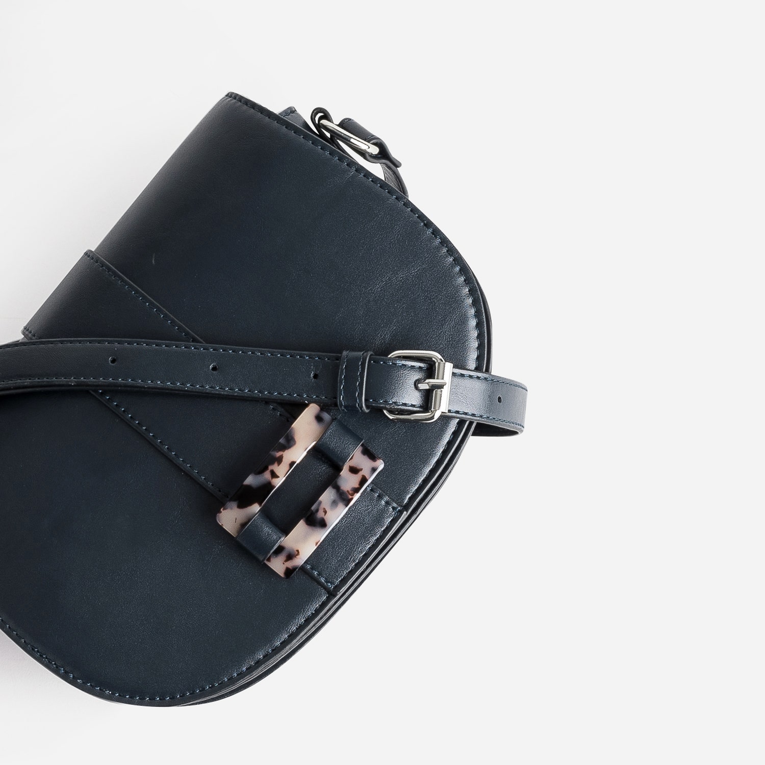 Sac bandoulière marine boucle façon écailles