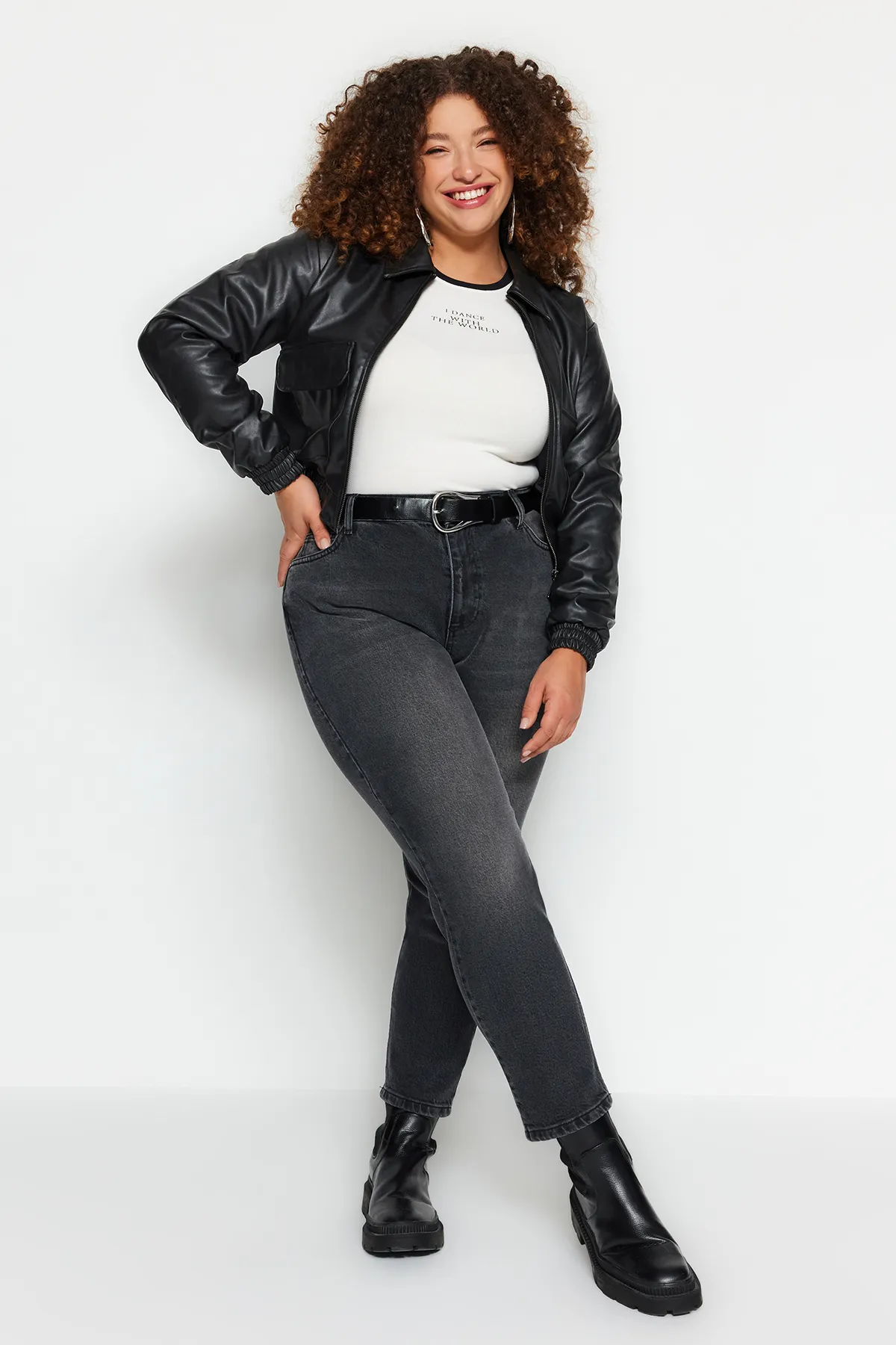 Trendyol Curve  Schwarze High-Bel-Mom-Jeans TBBAW24CJ00050