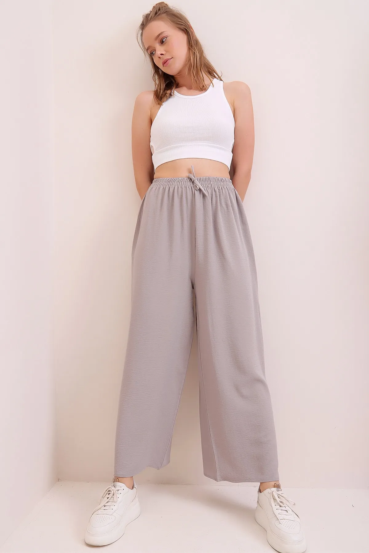 Trend Alaçatı Stili  Graue Aerobin-Hose mit elastischem Bund und entspanntem Schnitt für Damen