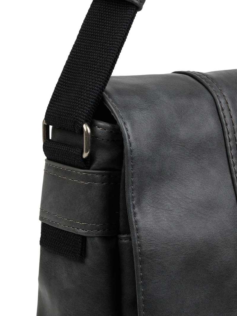 Messenger Bag in Leder-Optik in schwarz