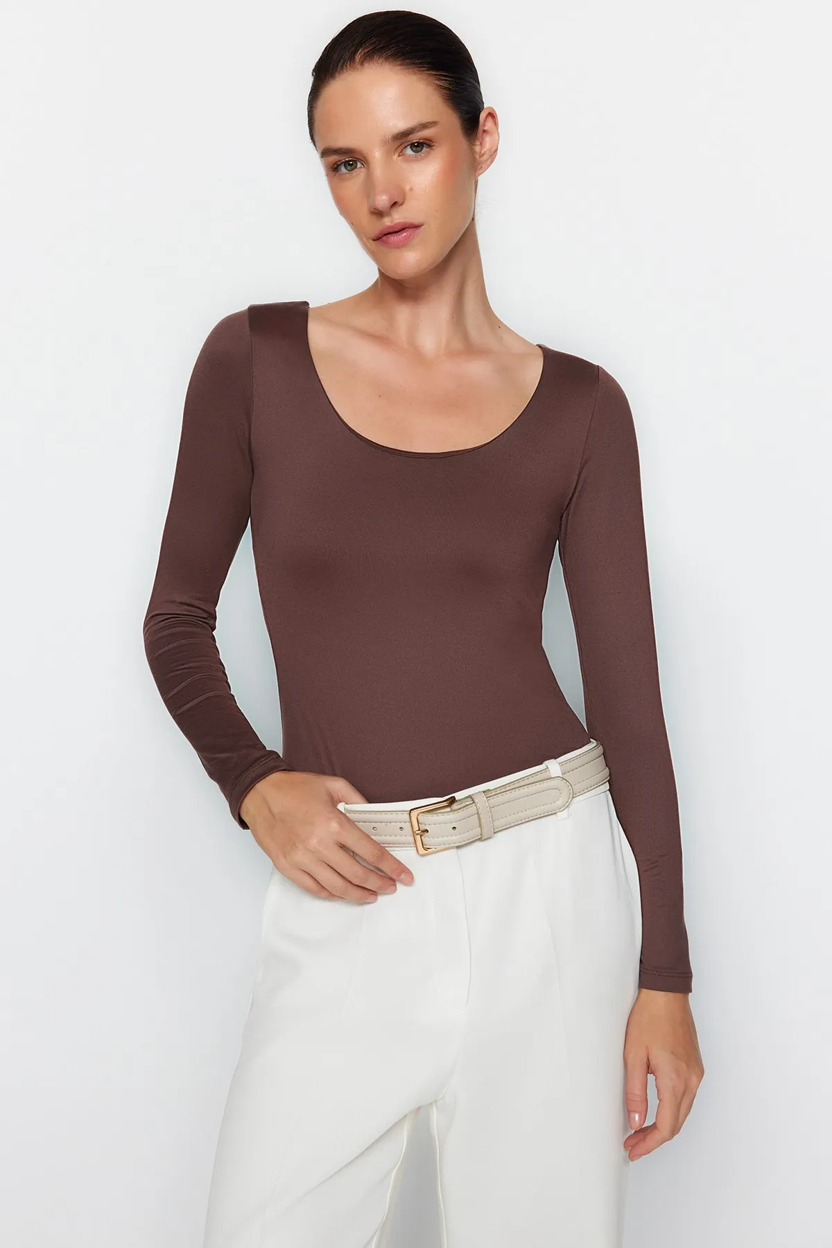 Trendyol Collection  Brauner taillierter/körperbetonter Poolkragen, weicher Stretch-Strickbody mit Druckknopfverschluss TWOAW24BD00031