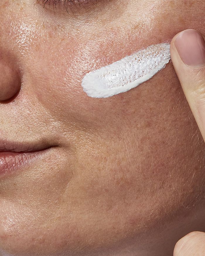 Crème solaire hydratante et légère à large spectre FPS 30 pour le visage et le corps. Mélange hybride de filtres solaires qui absorbe et réfléchit les rayons nocifs du soleil.