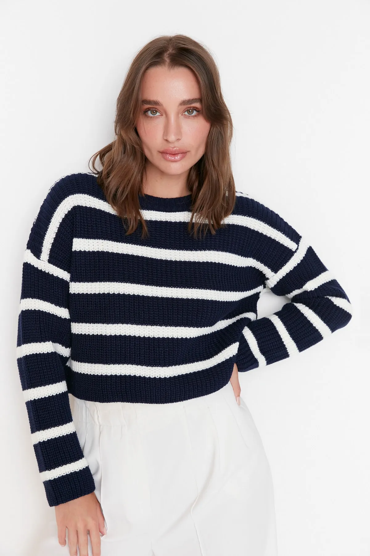 Trendyol Collection  Marineblauer kurzer Basic-Strickpullover mit Streifen TWOAW23KZ00390