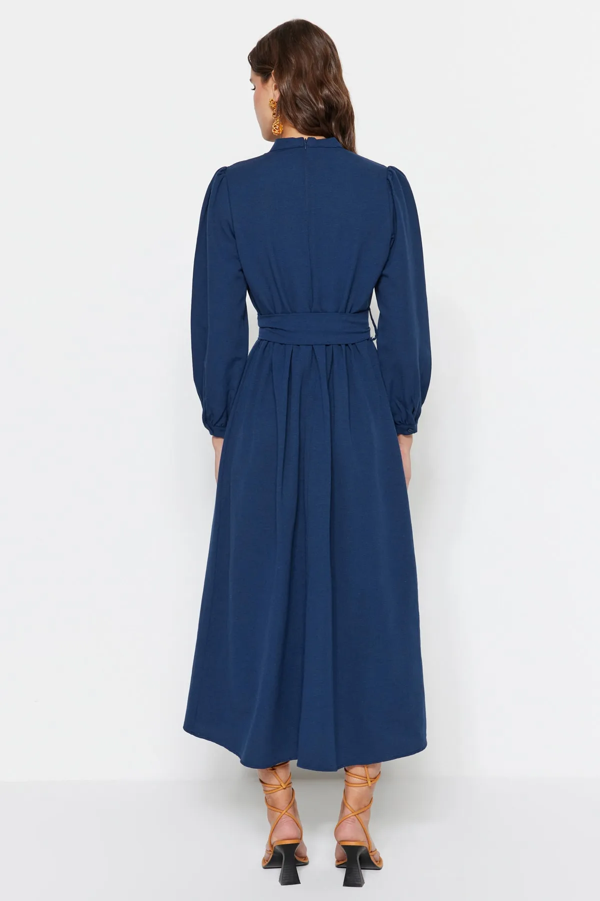 Trendyol Modest  Marineblaues gewebtes Kleid mit Stehkragen und Gürtel in Leinenoptik TCTSS23EB00018
