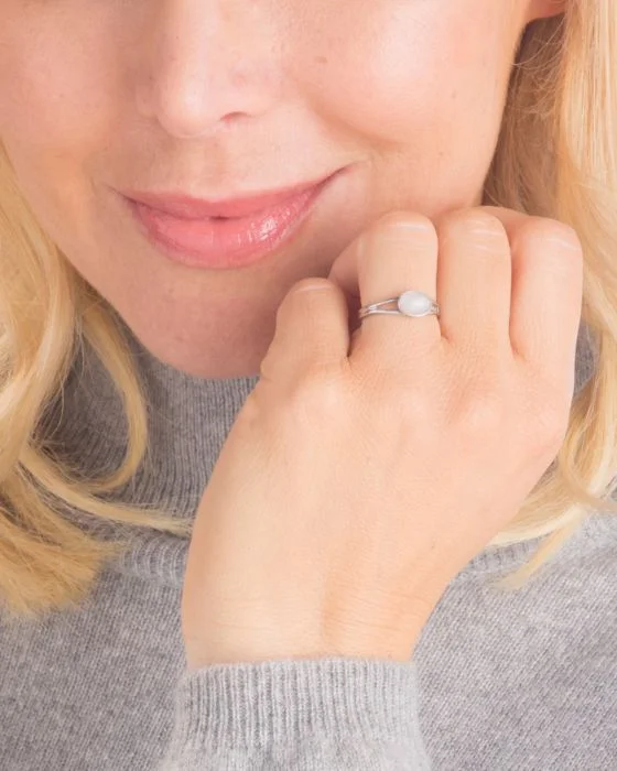 Bague réglable sertie d'une pierre naturelle