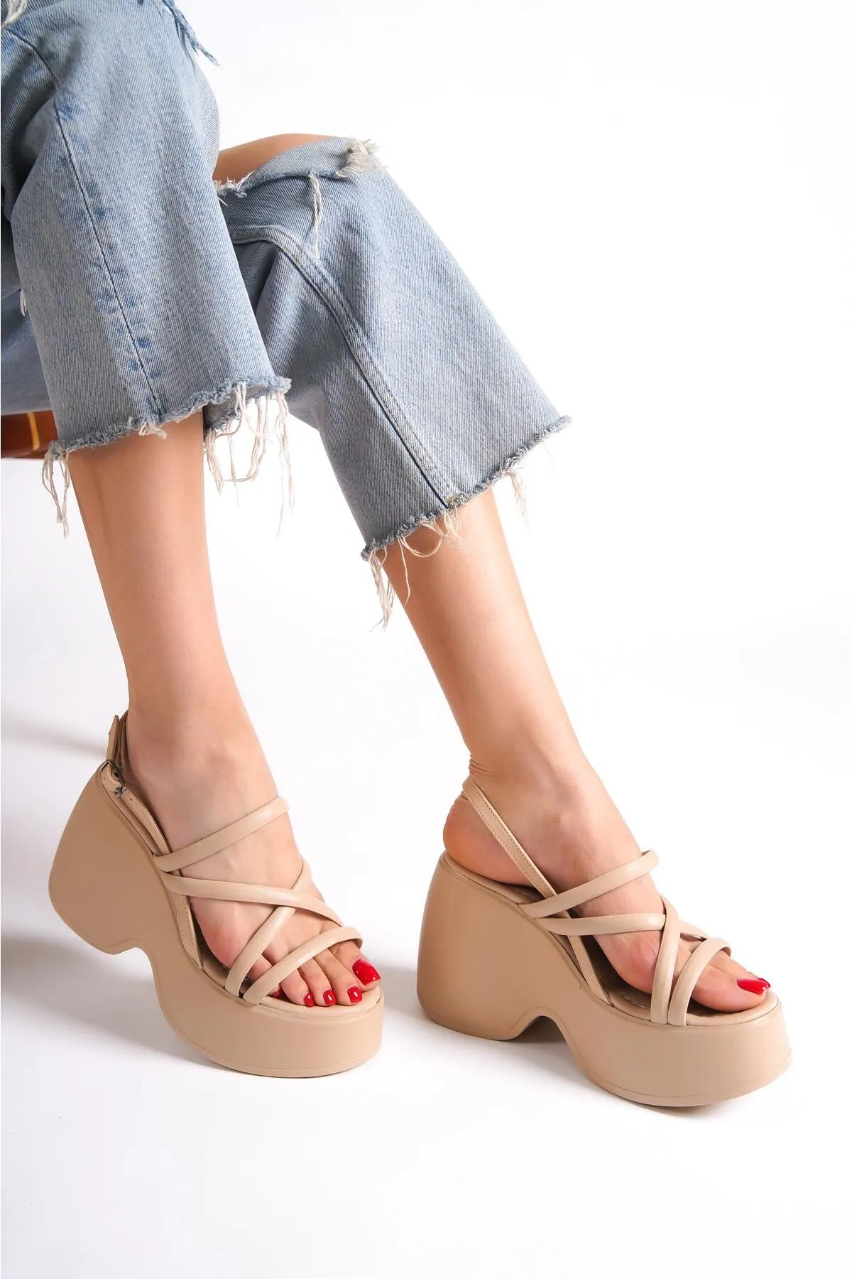Capone Outfitters  Capone Damen-Sandalen mit hohem Keilabsatz und Knöchelriemen in Beige