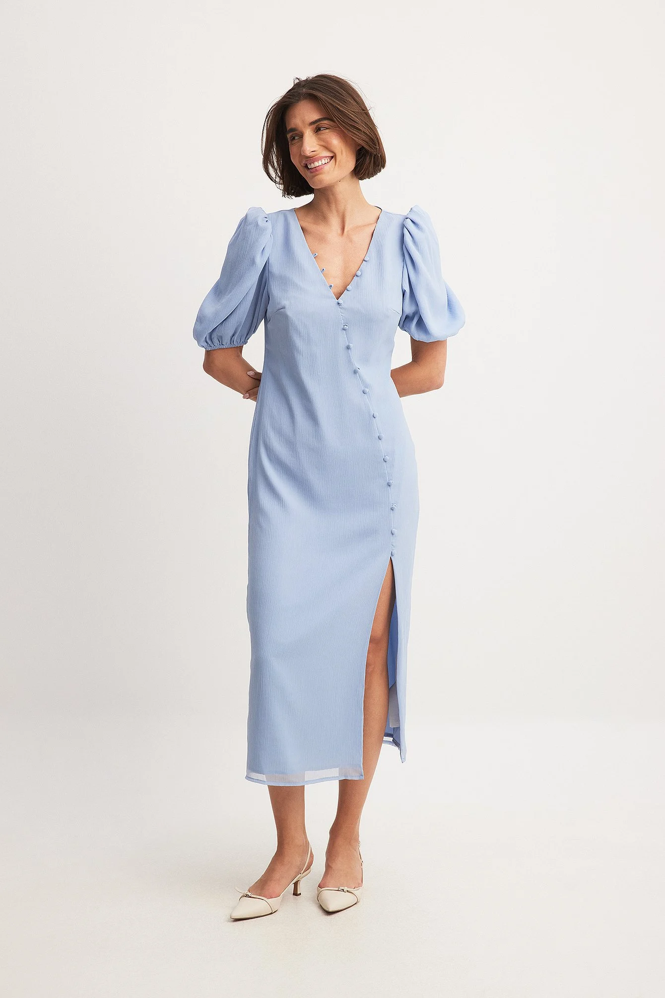 Asymmetrisches Midikleid mit Knöpfen