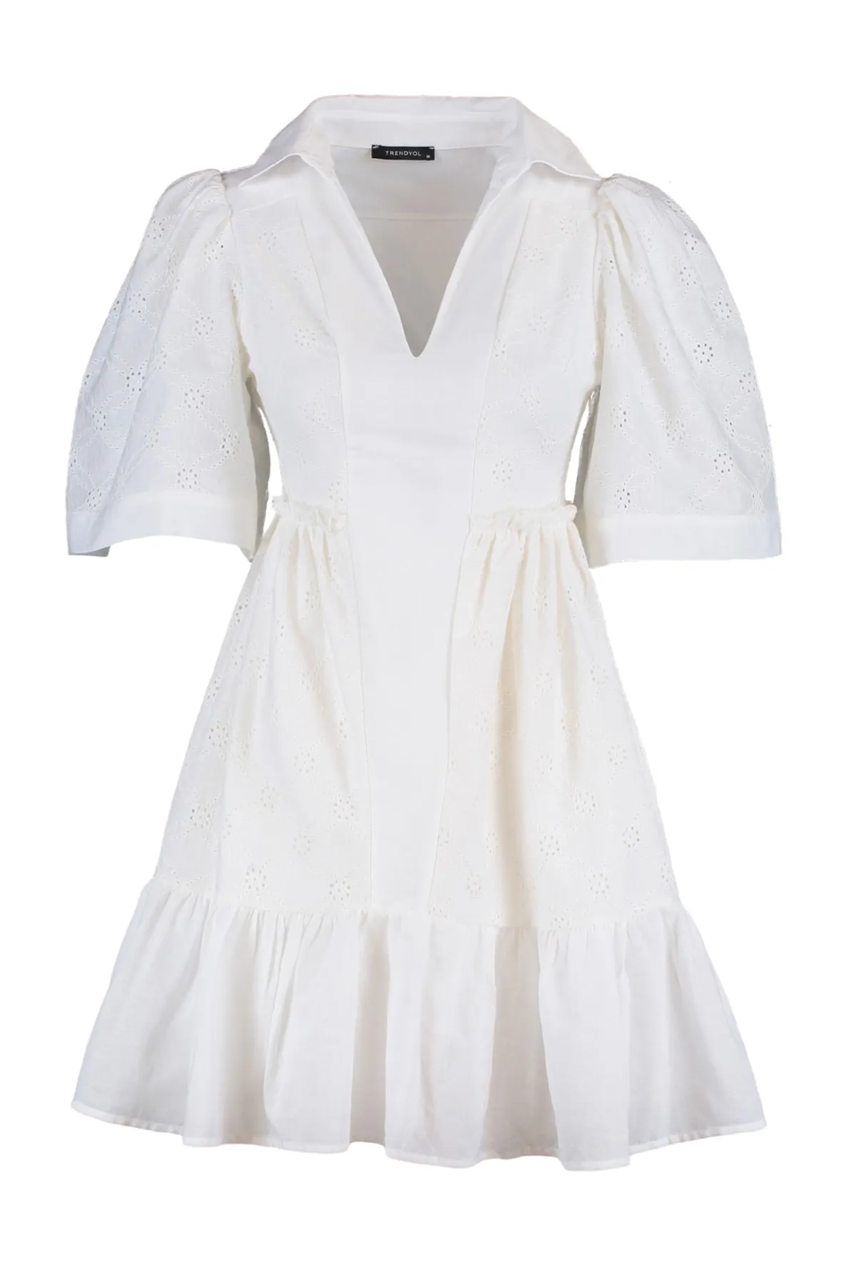 Trendyol Collection  Weißes Mini-Webkleid mit Taillenöffnung und gefütterter Stickerei TWOSS21EL3680