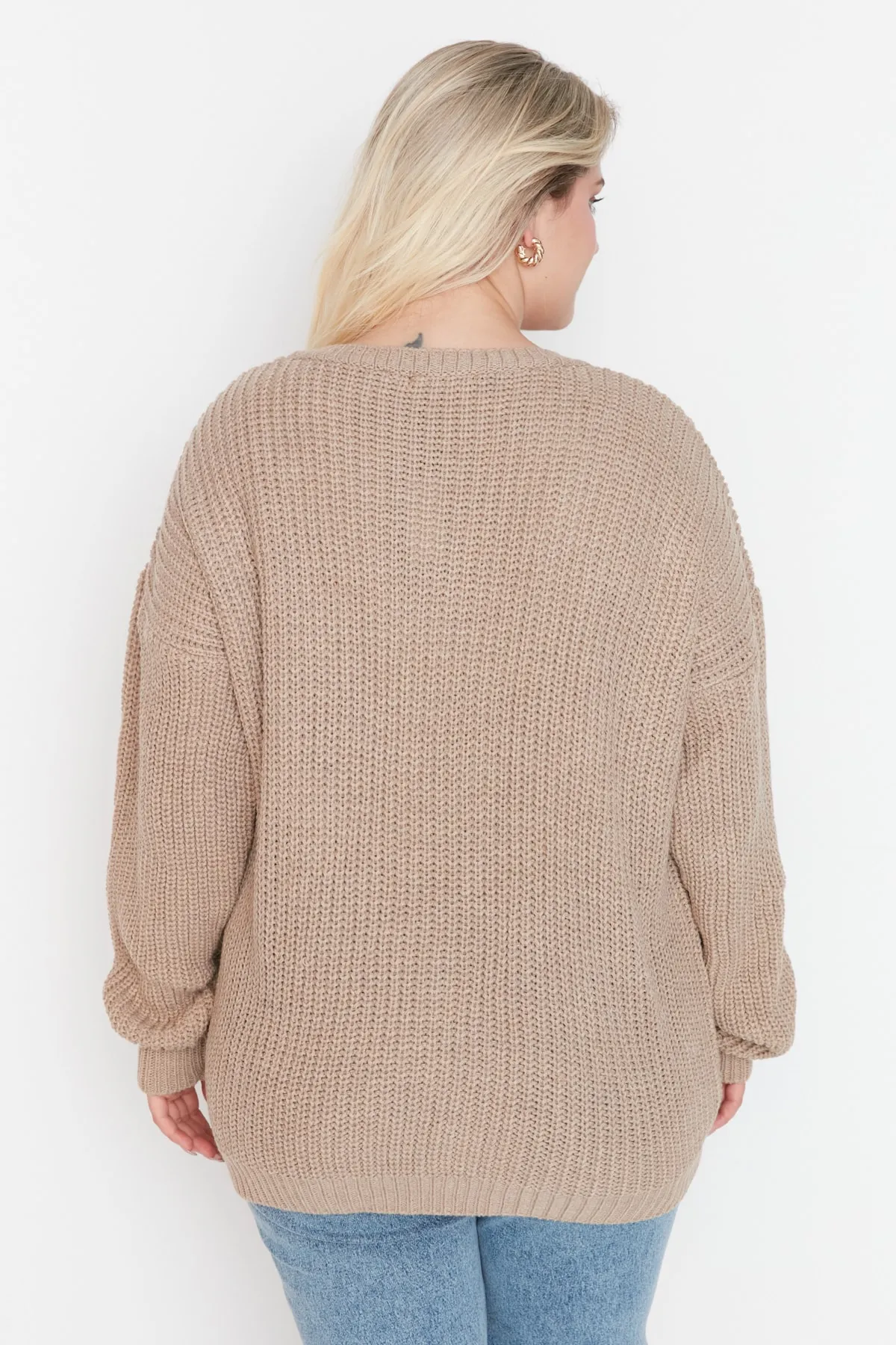 Trendyol Curve  Beigefarbener Strickpullover mit Kreuzspitze und detailliertem Detail