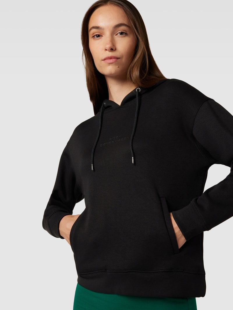 Hoodie mit Label-Print und Känguru-Tasche in schwarz