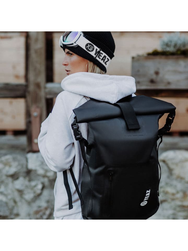 YEAZ STOCKHOLM Wasserfester Rucksack weißes Logo in schwarz günstig kaufen