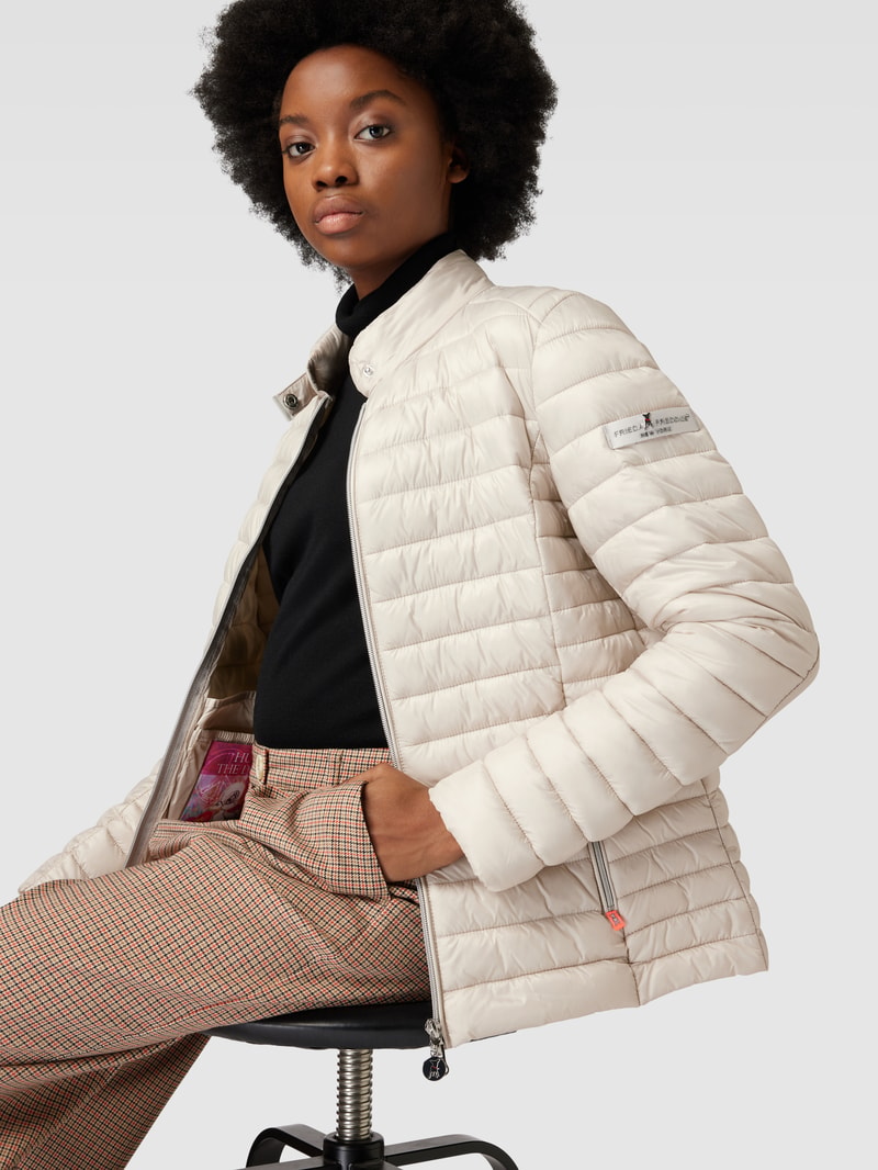 Steppjacke mit Label-Applikation Modell 'JUDY' in kitt