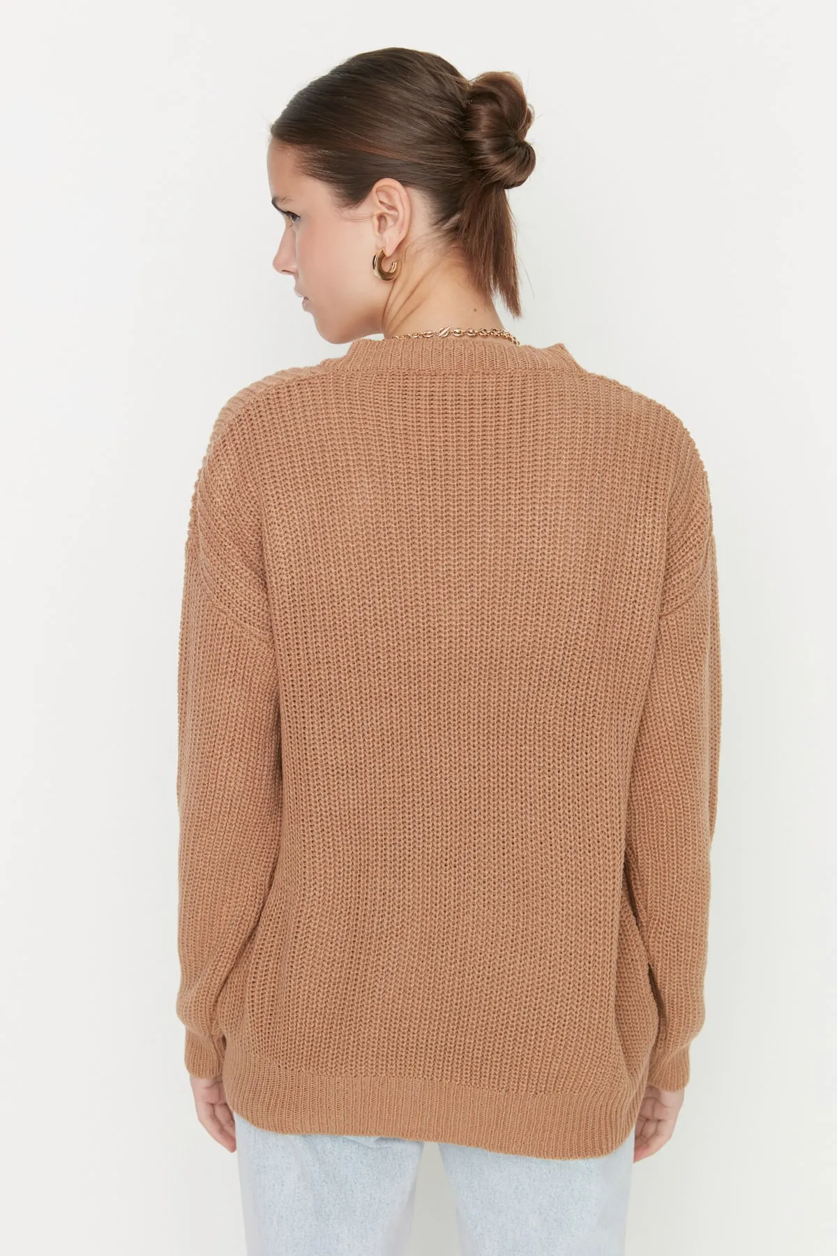 Trendyol Collection  Kamelfarbener Strickpullover mit Lochmuster TWOAW21KZ0690