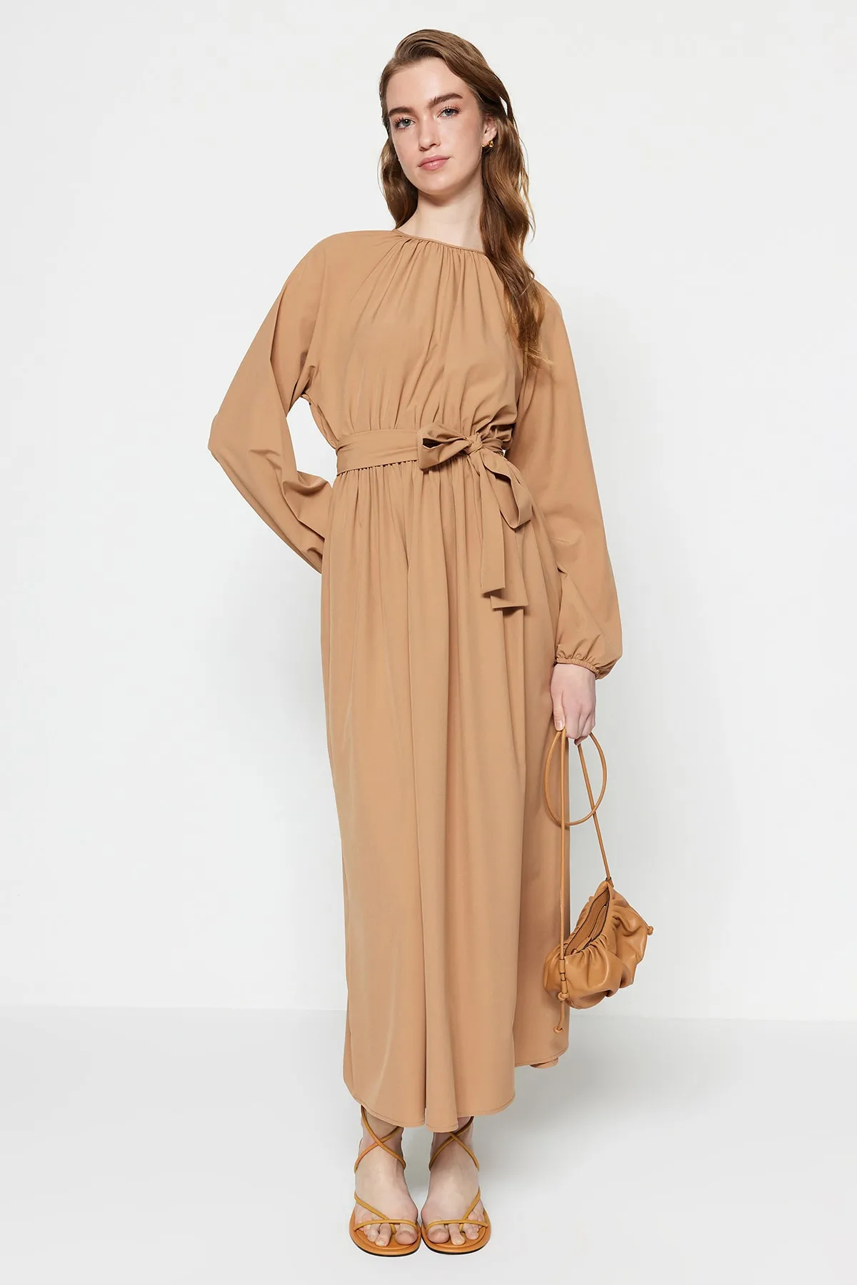 Trendyol Modest  Kamelfarbenes, gewebtes Kleid aus Fallschirmstoff mit Gürtel und Raffung in weiter Passform TCTSS23EB00253