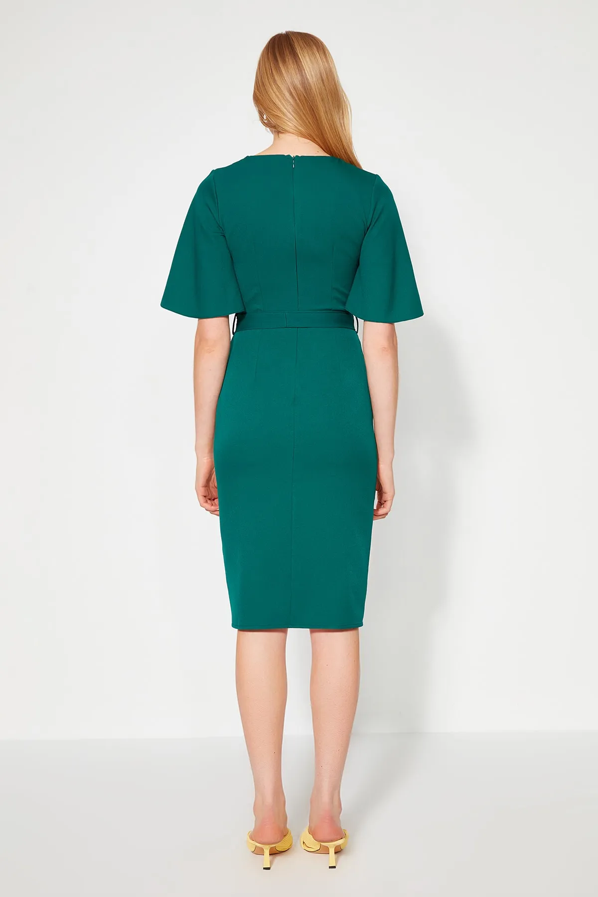 Trendyol Collection  Smaragdgrünes, figurbetontes, gewebtes Midikleid mit Gürtel und Schlitz TOFAW19BB0167
