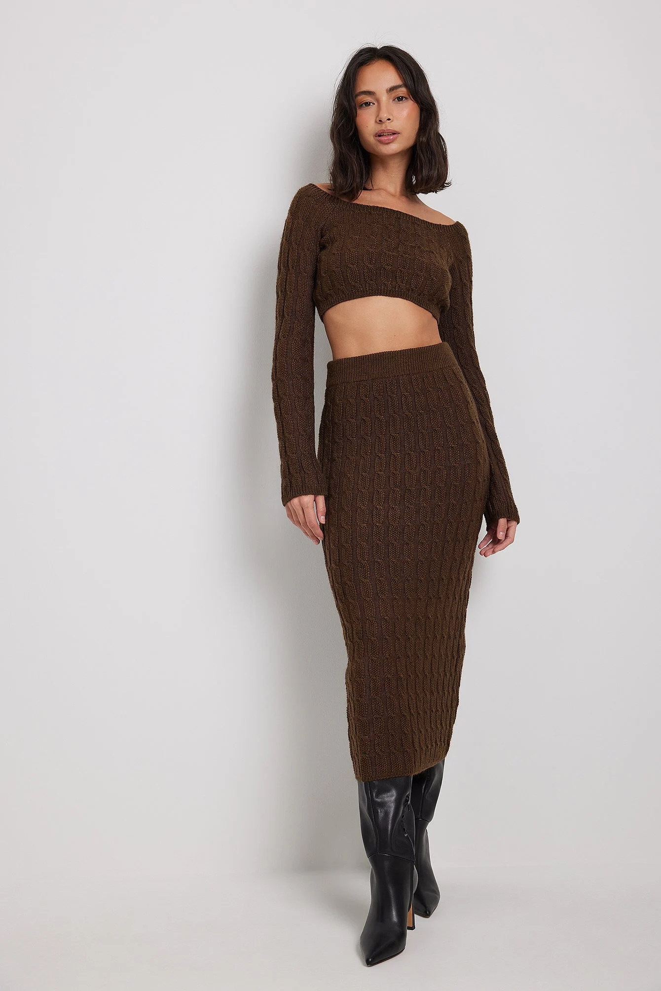 Schulterfreier Crop-Pullover mit Strickdetails