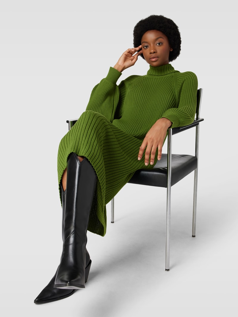 Knielanges Strickkleid mit Rollkragen Modell 'LINE' in grün
