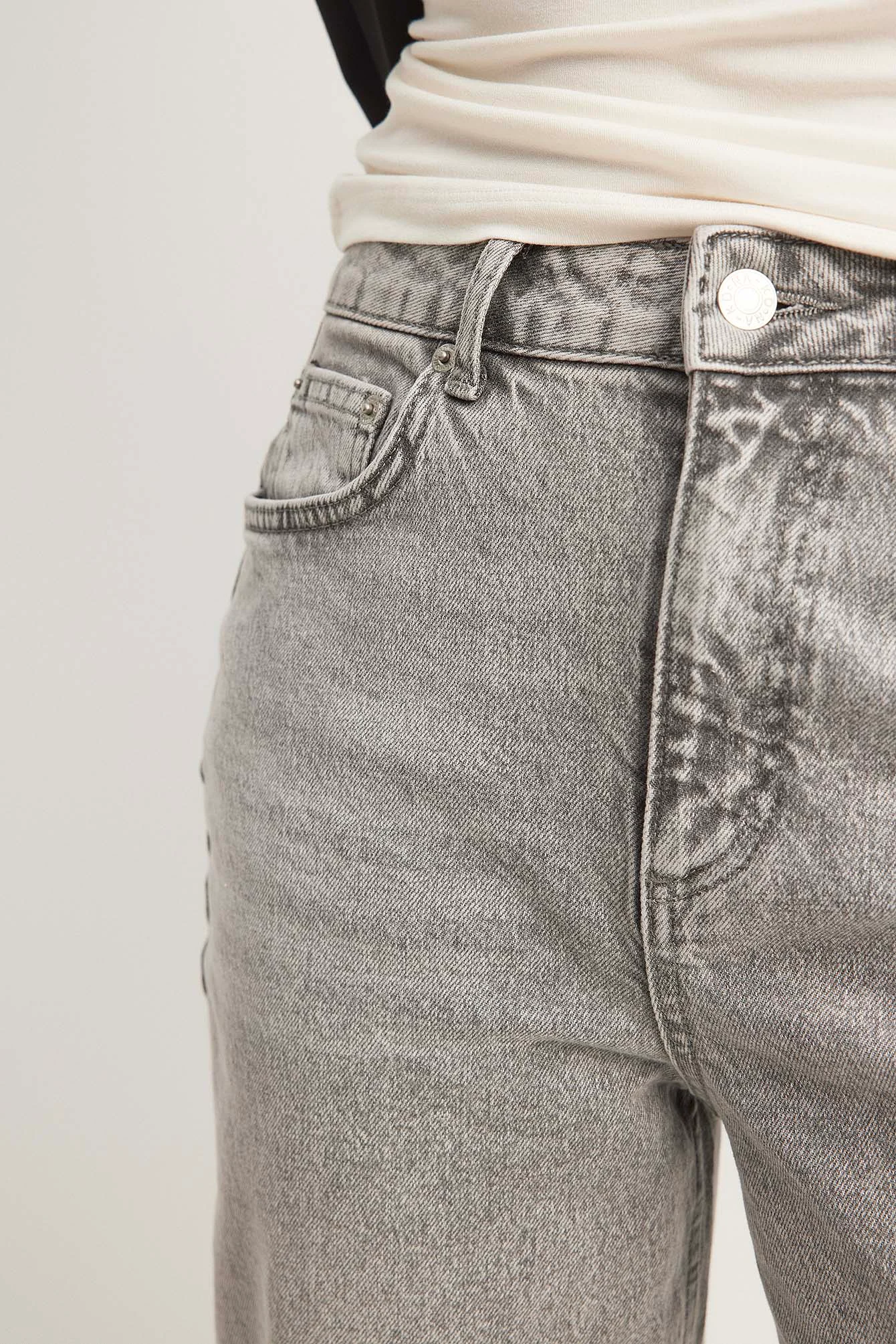 Gerade geschnittene Jeans mit hoher Taille
