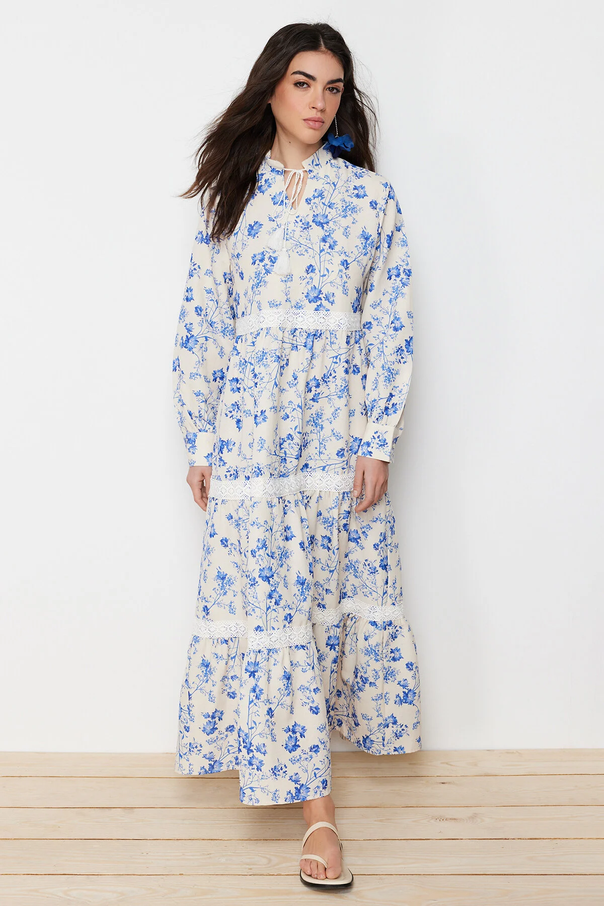 Trendyol Modest  Beigefarbenes, gewebtes Kleid in Leinenoptik mit Blumenmuster TCTSS24EB00054