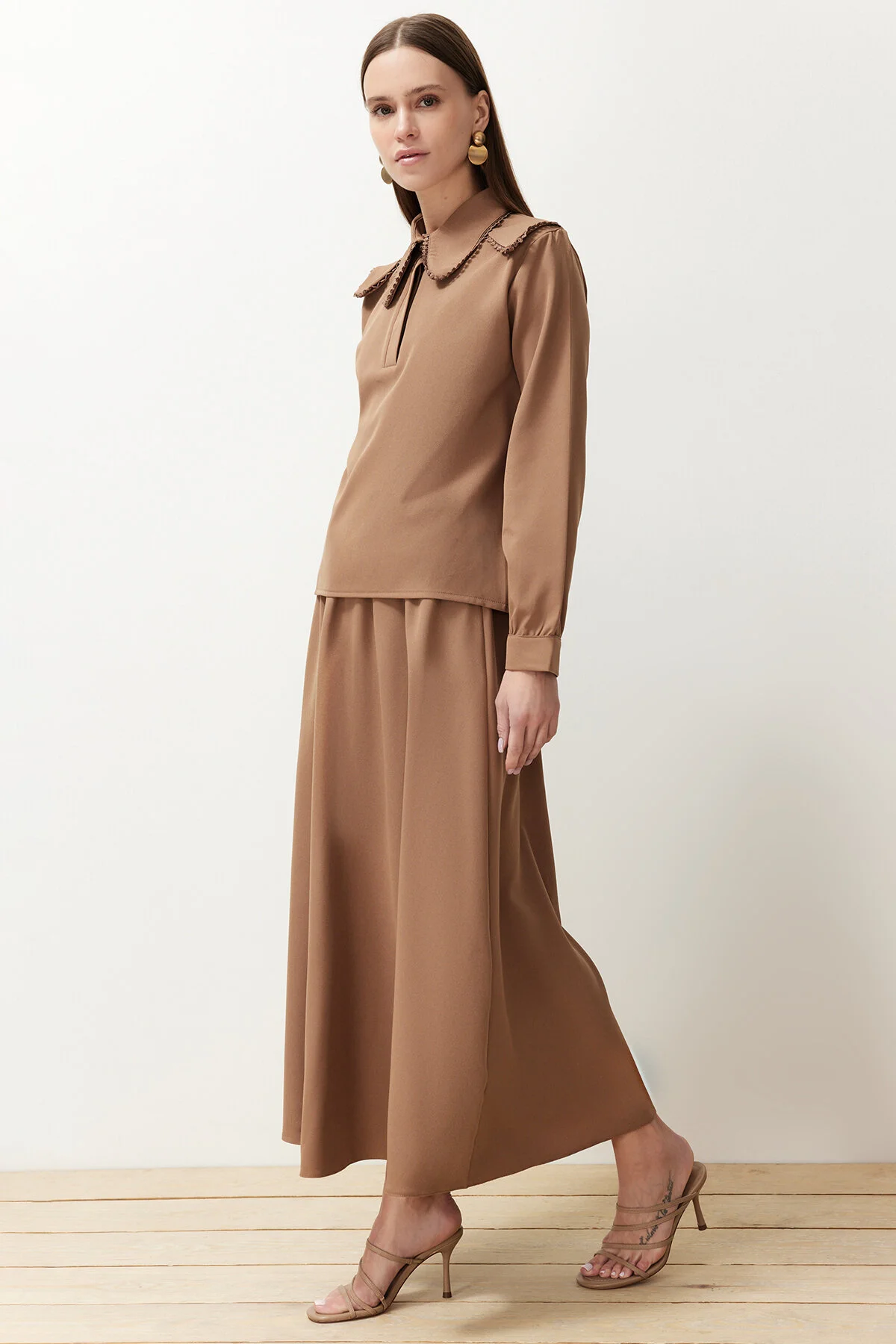 Trendyol Modest  Braunes Baby-Set aus gewebtem Ober- und Unterteil aus Rock und Tunika mit Kragen TCTSS24US00064