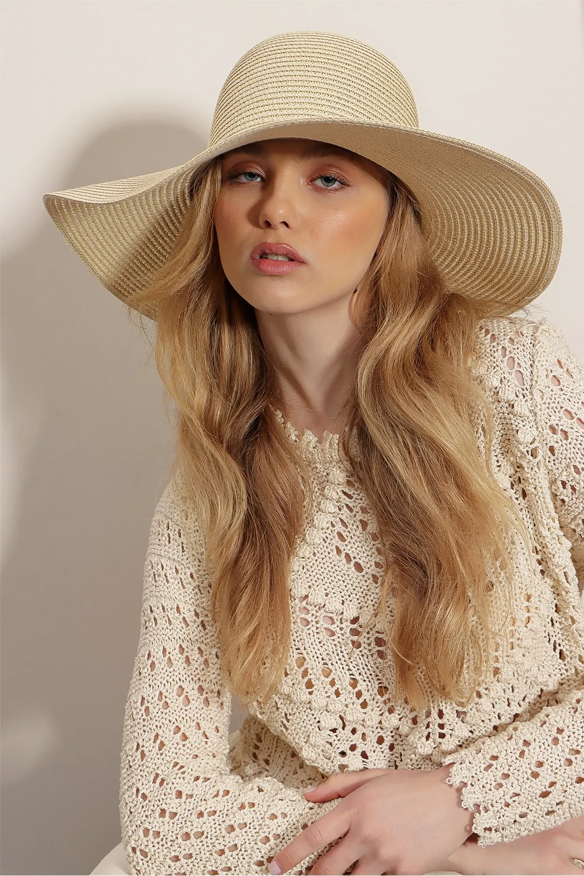 Trend Alaçatı Stili  Breiter Strohhut für Damen in Beige ALC-A2499