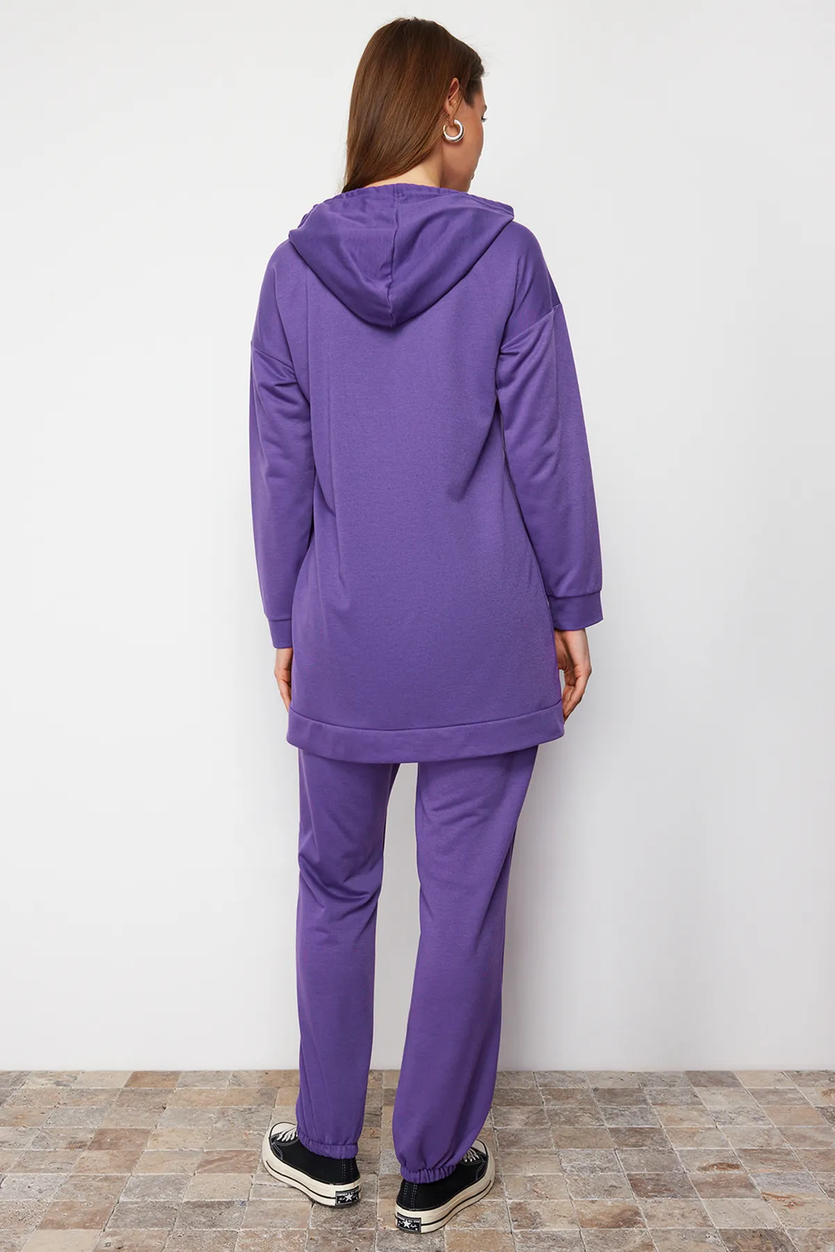Trendyol Modest  Lila gestrickter Trainingsanzug mit Kapuze und Kängurutasche und Stickerei TCTSS21EM0085