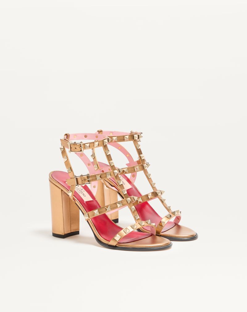 Rockstud-sandal i lamineret kalveskind med 90 mm remme