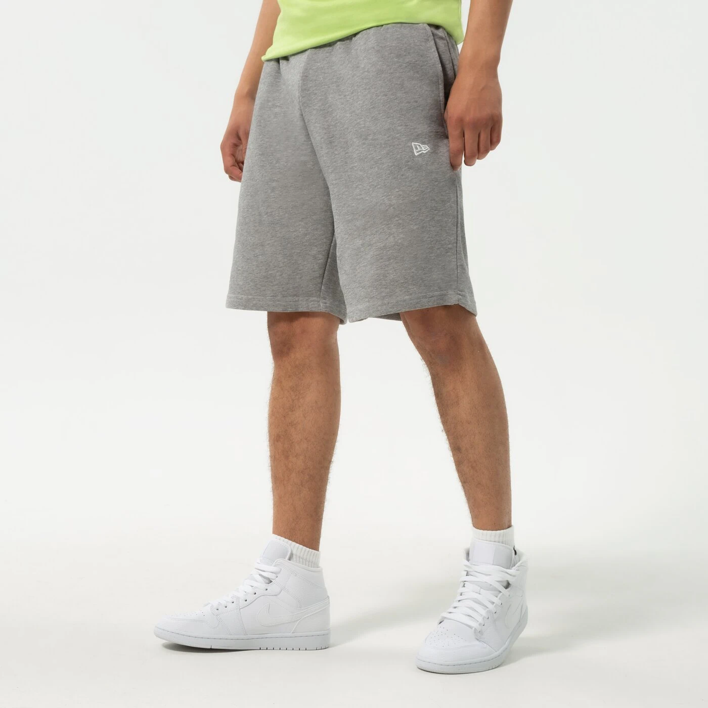 NEW ERA SHORTS ESSENTIAL SHORT Grau