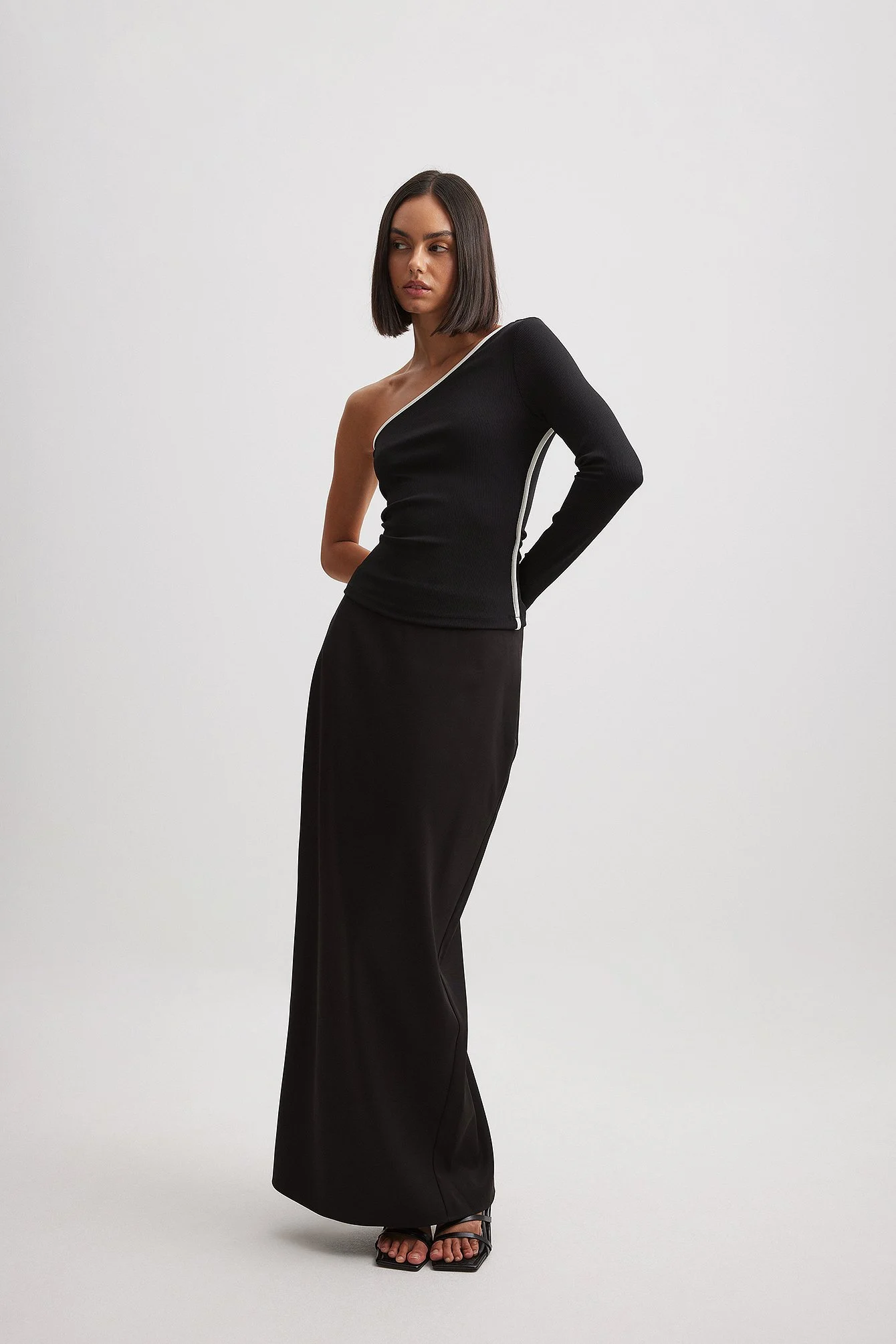 Einseitig schulterfreies Top mit Kontrastbändern
