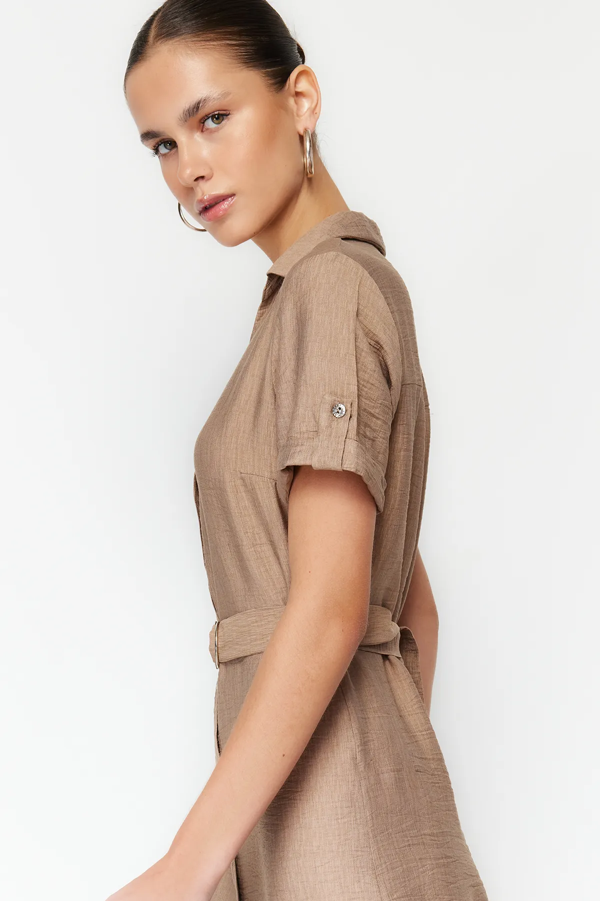 Trendyol Collection  Nerzfarbenes, gewebtes Midi-Hemdkleid mit Gürtel TWOSS24EL00226