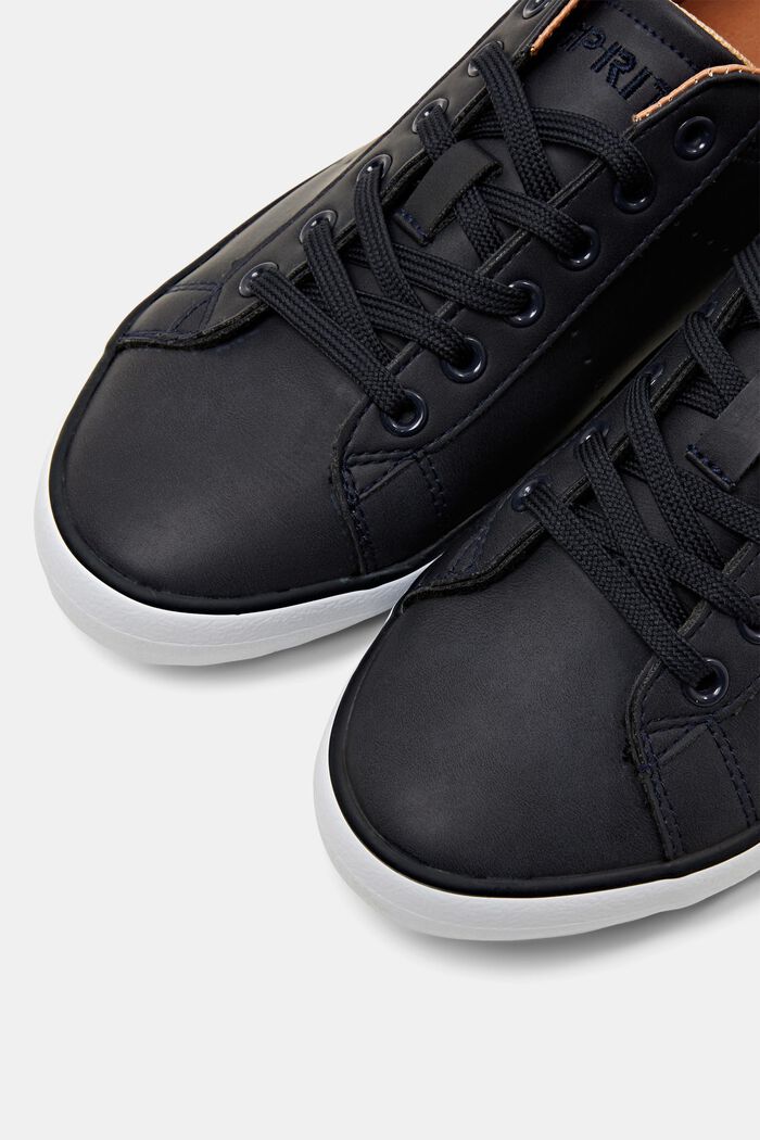 Sneaker in Lederoptik