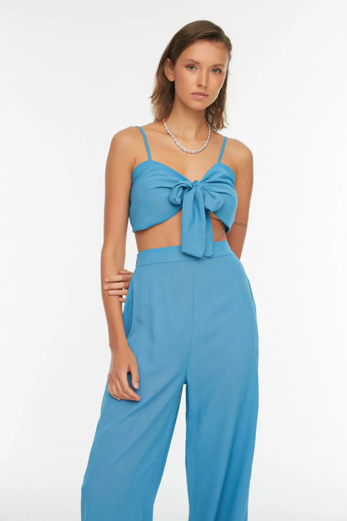 Trendyol Collection  Indigo gewebtes Blusen- und Hosen-Set zum Binden TBESS22AU0108