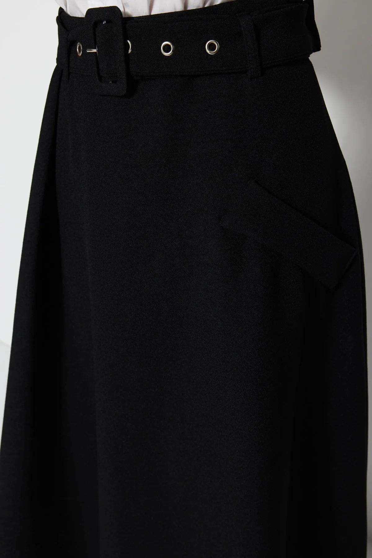 Trendyol Modest  Schwarzer zweireihiger gewebter Rock mit Gürtel TCTSS23EE00017