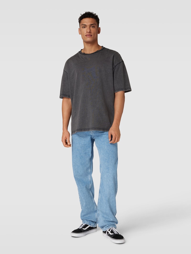 Jeans mit Label-Patch in hellblau