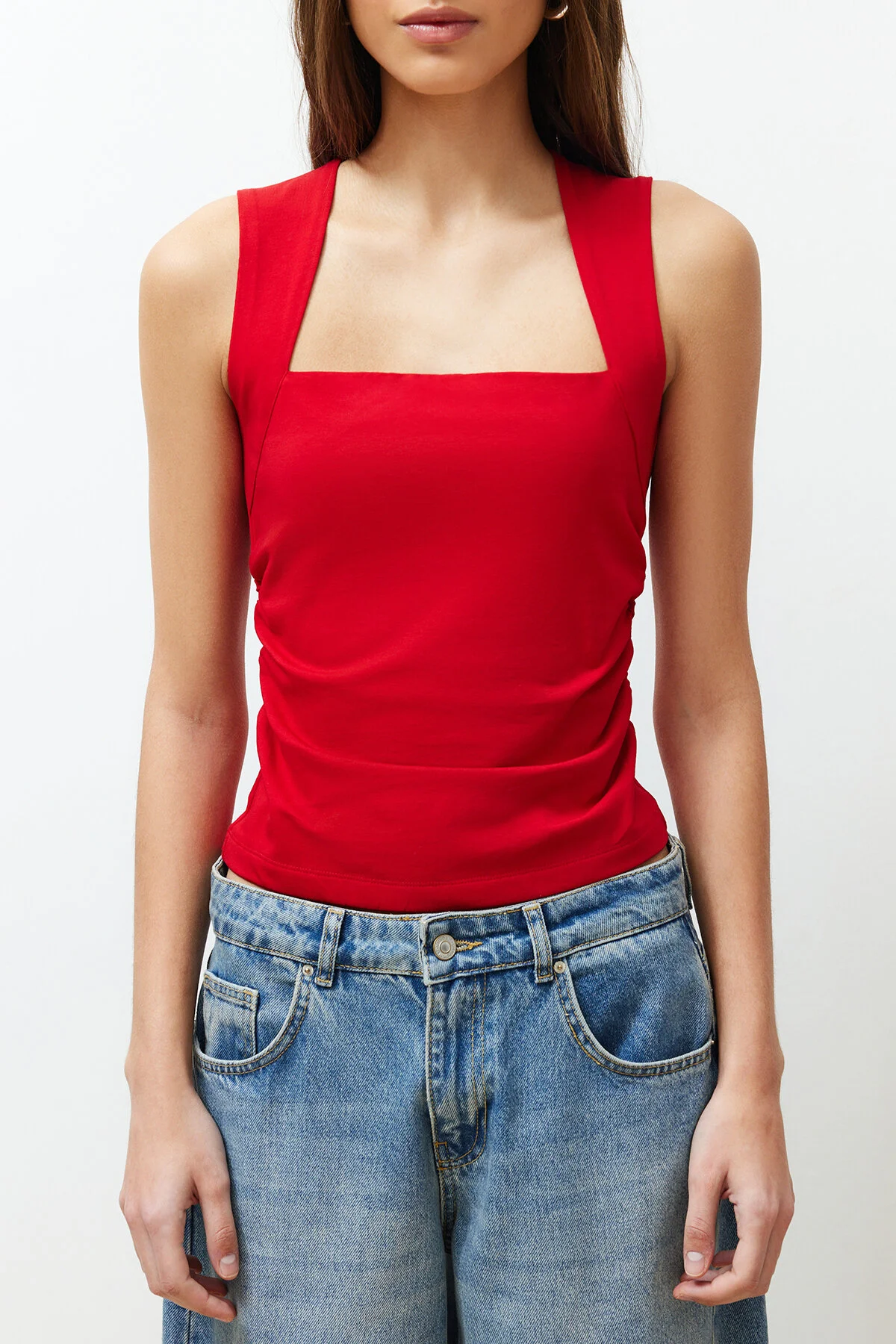 Trendyol Collection  Rote Strickbluse mit geradem, quadratischem Kragen, Riemchen und Raffung TWOSS24BZ00400